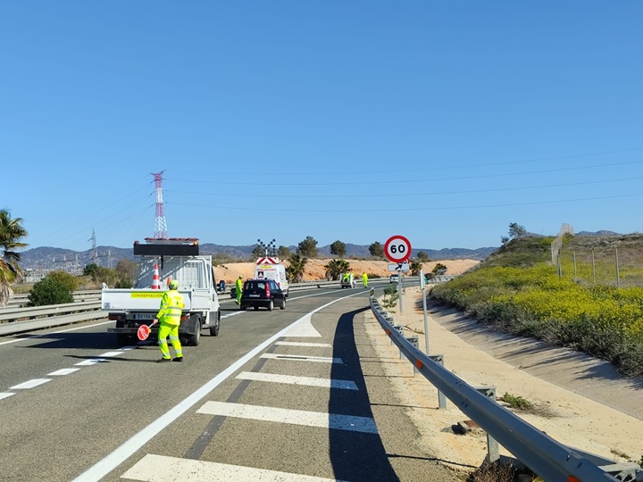 Imagen de los trabajos de repintado de las autov&iacute;as RM-16 y RM-23
