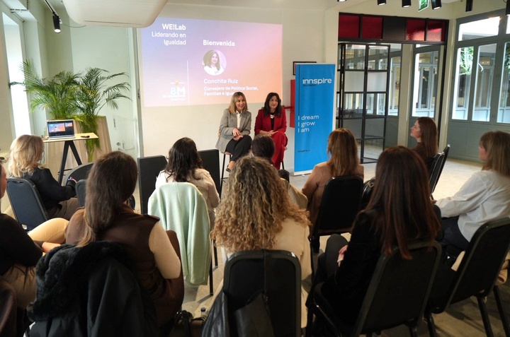La consejera de Pol&iacute;tica Social, Familias e Igualdad, Conchita Ruiz, durante el encuentro con las mujeres participantes en la Jornada 'We Lab' (1)