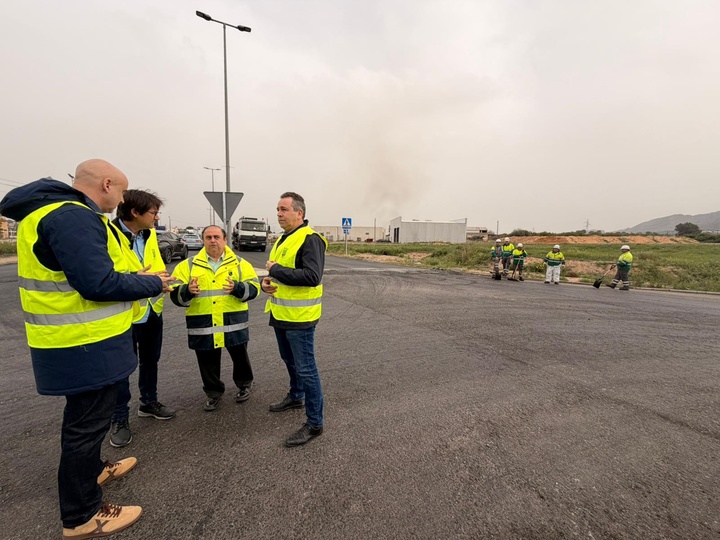 El director general de Carreteras, Francisco Carrillo, supervisa junto al alcalde de Abanilla, Jos&eacute; Antonio Blasco, y concejales del Ayuntamiento...