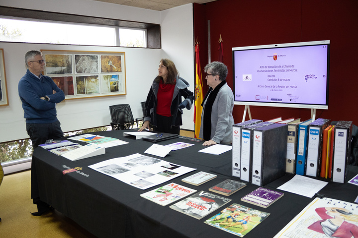 El director del Archivo, con donantes de materiales y documentos sobre el asociacionismo feminista.
