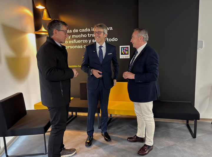 Un momento de la visita a las dependencias de la reci&eacute;n renovada oficina de la Agencia Tributaria en Moratalla