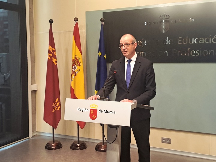 El consejero de Educaci&oacute;n y Formaci&oacute;n Profesional, V&iacute;ctor Mar&iacute;n, presenta el PlanTEA