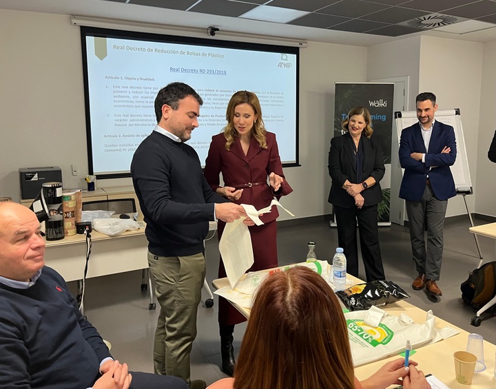 La consejera de Empresa, Empleo y Econom&iacute;a Social, Marisa L&oacute;pez Arag&oacute;n, visita una formaci&oacute;n a inspectores.