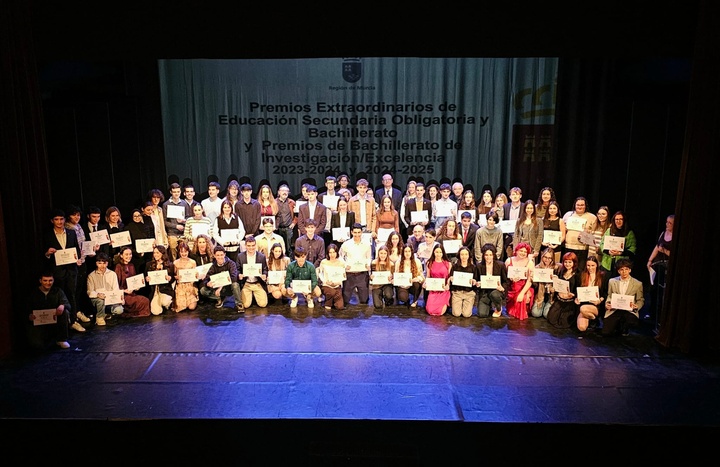 75 alumnos de ESO y Bachillerato reciben sus premios extraordinarios