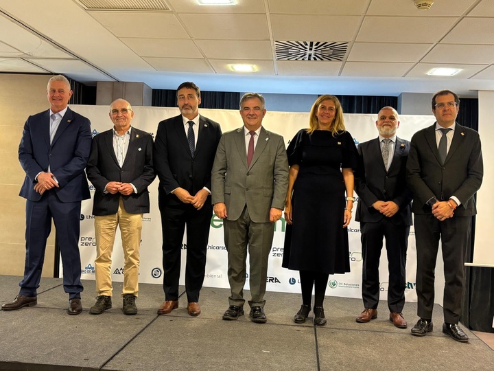 El consejero, Juan Mar&iacute;a V&aacute;zquez, junto al presidente de AEMA, Daniel Robles y los expresidentes de esta asociaci&oacute;n Andr&eacute;s Gil y Francisco Hurtado,...