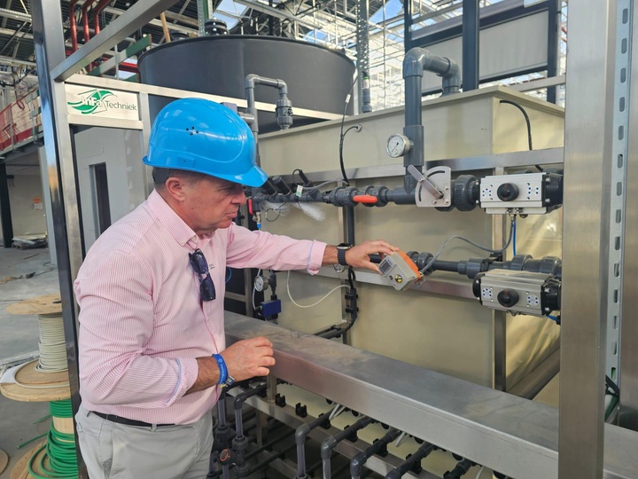 El director del Imida, Andr&eacute;s Mart&iacute;nez, durante una de las visitas realizadas a empresas del sector en Flandes.