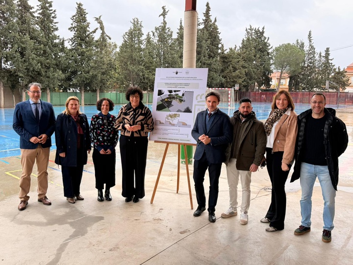 El consejero de Fomento e Infraestructuras, Jorge Garc&iacute;a Montoro, junto a la alcaldesa de Puerto Lumbreras, Mar&iacute;a de los &Aacute;ngeles T&uacute;nez, en la presentaci&oacute;n...