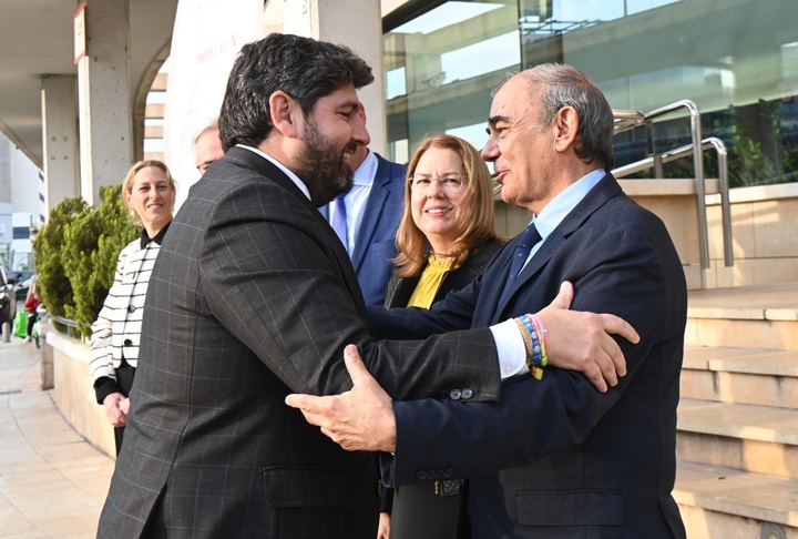 Fernando L&oacute;pez Miras, junto al presidente de la Uni&oacute;n de Cooperativas de Ense&ntilde;anza de la Regi&oacute;n de Murcia (Ucoerm), antes de empezar su Asamblea General