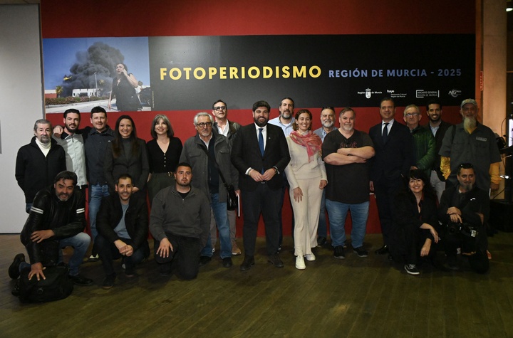L&oacute;pez Miras en la inauguraci&oacute;n de la exposici&oacute;n 'Fotoperiodismo Regi&oacute;n de Murcia 2025'