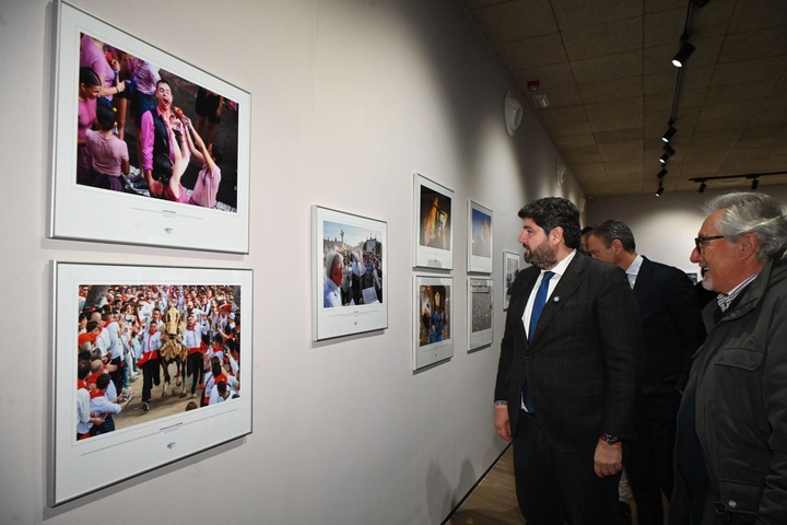 L&oacute;pez Miras inaugura la exposici&oacute;n que recuerda en 90 fotograf&iacute;as los momentos m&aacute;s destacables de 2025