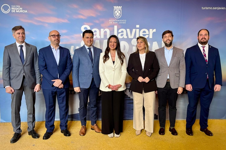 La consejera Carmen Conesa, con los alcaldes de San Javier, Cartagena, San Pedro y Los Alc&aacute;zares, presidente de Hostetur y director del ITREM