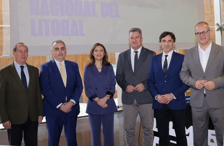 El consejero de Fomento e Infraestructuras, Jorge Garc&iacute;a Montoro, con los consejeros competentes en materia de Litoral en Valencia.