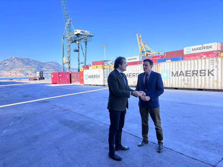 El consejero de Fomento e Infraestructuras, Jorge Garc&iacute;a Montoro, se re&uacute;ne con el presidente de la Autoridad Portuaria de Cartagena, Pedro Pablo ...