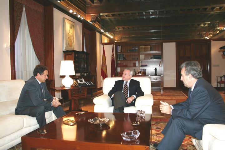 El presidente Valcárcel durante su reunión con el secretario de Estado de Medio Rural y Agua