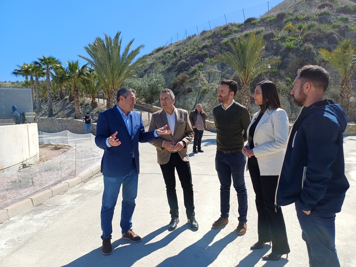 La consejera, Sara Rubira, durante su visita a las instalaciones de la EDAR de Abanilla.&nbsp;
