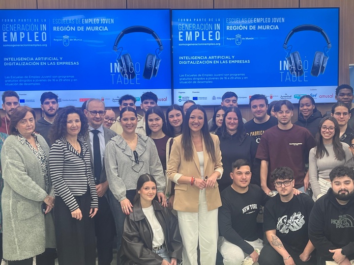 La consejera Carmen Conesa, con miembros de Acci&oacute;n contra el Hambre, Amusal, profesores y alumnos de las Escuelas de Empleo Joven.
