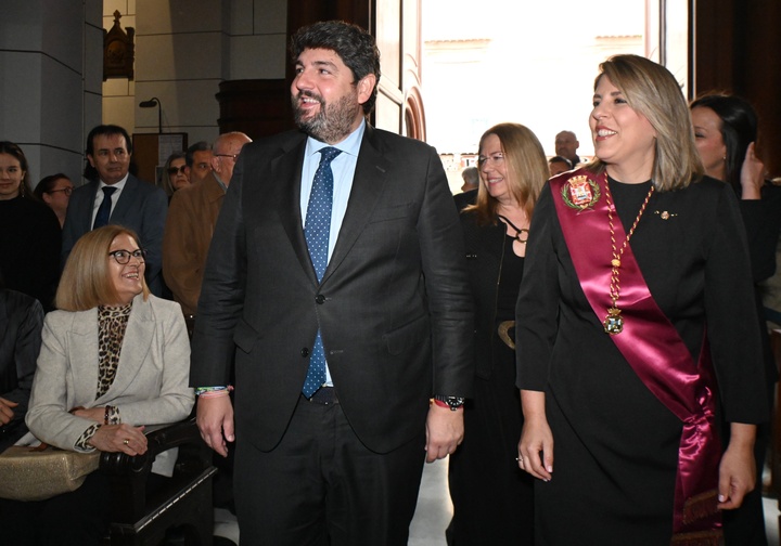 L&oacute;pez Miras, junto a la alcaldesa de Cartagena, Noelia Arroyo, durante el acto de entrega de la Onza de Oro ante la Virgen de la Caridad
