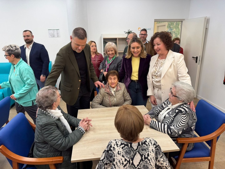 La consejera de  Pol&iacute;tica Social, Familias e Igualdad, Conchita Ruiz, junto con el alcalde de Caravaca de la Cruz, Jos&eacute; Francisco Garc&iacute;a, durante...