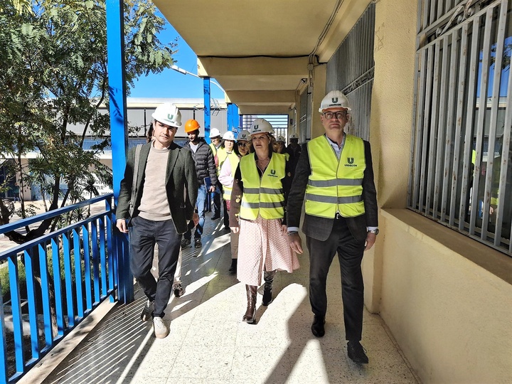 El consejero de Educaci&oacute;n y Formaci&oacute;n Profesional, V&iacute;ctor Mar&iacute;n, junto con la alcaldesa de Alcantarilla, Paqui Terol, visita las obras del IES Sanje...