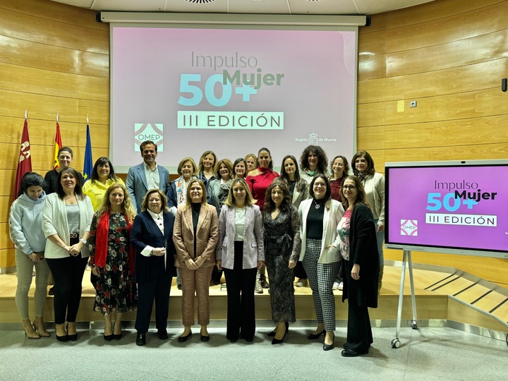 La consejera de Pol&iacute;tica Social, Familias e Igualdad, Conchita Ruiz, junto con la presidenta de OMEP, Noem&iacute; Mu&ntilde;oz, en la presentaci&oacute;n de la III edici&oacute;n...