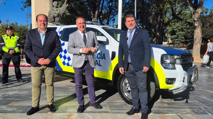 El director general de Administraci&oacute;n Local, Francisco Abril, el concejal de Seguridad Ciudadana y Emergencias, Fulgencio Perona, y el presidente...