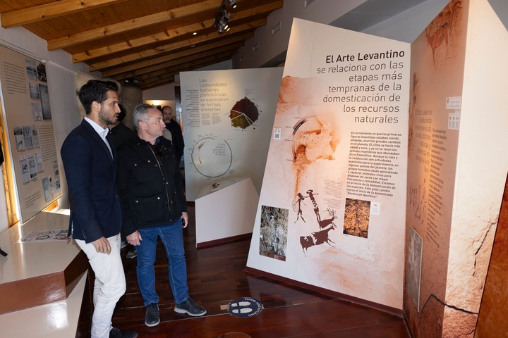 Visita del director general de Patrimonio Cultural, Patricio S&aacute;nchez, y el alcalde, Juan Soria, al Centro de Arte Rupestre Casa de Cristo.