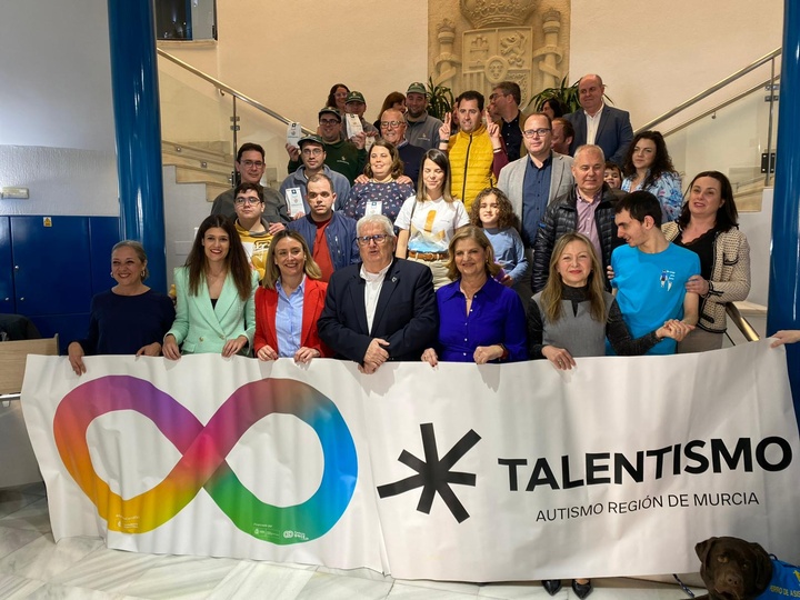 La consejera de Pol&iacute;tica Social, Familias e Igualdad, Conchita Ruiz, junto a la alcaldesa Alcantarilla, Paqui Terol, y el presidente de Talentismo,...