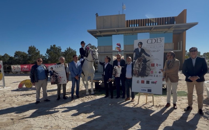 El director general de Deportes, Fran S&aacute;nchez, durante la presentaci&oacute;n del concurso internacional de Doma que se celebrar&aacute; este mes en la Regi&oacute;n.