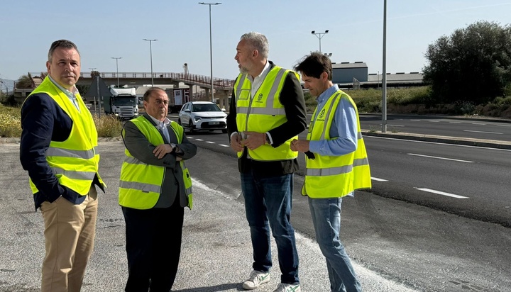 El director general de Carreteras, Francisco Carrillo, junto al alcalde de Abanilla, Jos&eacute; Antonio Blasco, y de Santomera, V&iacute;ctor Mart&iacute;nez, supervisando el fin de obra de la carretera RM-414 que une ambos municipios