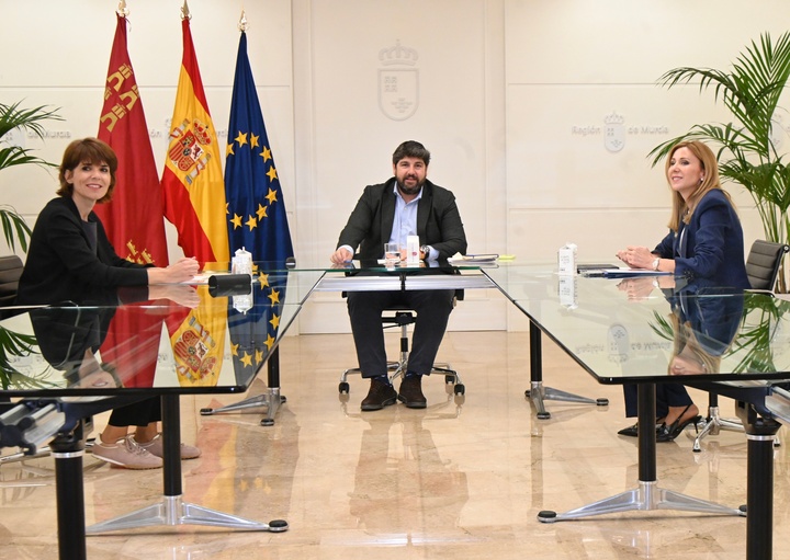L&oacute;pez Miras se re&uacute;ne con la secretaria general de CCOO en la Regi&oacute;n, Teresa Fuentes