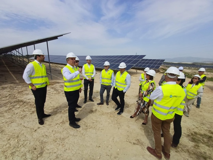 El consejero de Medio Ambiente, Universidades, Investigaci&oacute;n y Mar Menor, Juan Mar&iacute;a V&aacute;zquez, visita la planta fotovoltaica que la firma China Three Gorges Europe (CTGE) tiene en Mula.