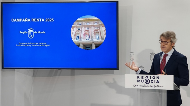 El consejero de Econom&iacute;a, Hacienda, Fondos Europeos y Transformaci&oacute;n Digital, Luis Alberto Mar&iacute;n, durante la presentaci&oacute;n de las deducciones auton&oacute;micas...