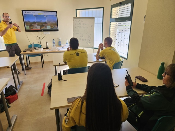 Los bomberos forestales que prestan servicio en la red de vigilancia han recibido esta semana formaci&oacute;n en el centro de defensa forestal de Ceheg...