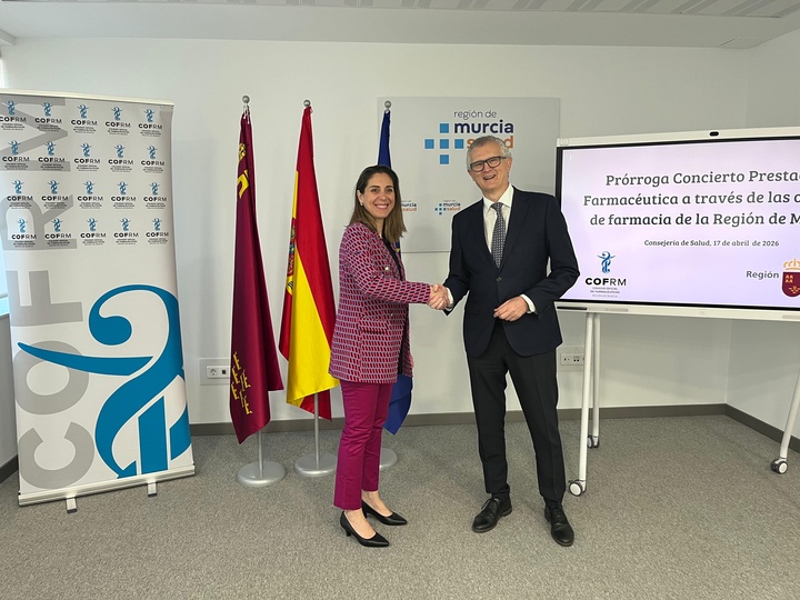 El consejero de Salud, Juan Jos&eacute; Pedre&ntilde;o, y la presidenta del Colegio Oficial de Farmac&eacute;uticos de la Regi&oacute;n de Murcia, Paula Pay&aacute;, han suscrito el...