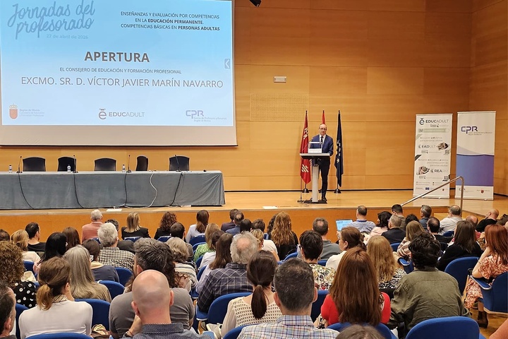 El consejero de Educaci&oacute;n y Formaci&oacute;n Profesional inaugura las jornadas 'Ense&ntilde;anzas y evaluaci&oacute;n por competencias en la Educaci&oacute;n Permanente'.&nbsp;