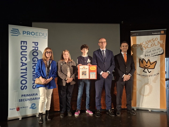 El consejero de Educaci&oacute;n y FP, V&iacute;ctor Mar&iacute;n, junto al alumno ganador y representantes del certamen.