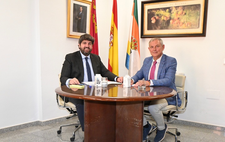 L&oacute;pez Miras se re&uacute;ne con el alcalde de Oj&oacute;s