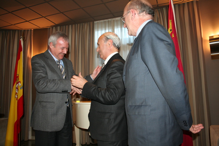 El presidente de la Comunidad, Ramón Luis Valcárcel, entregó hoy al doctor Pedro Guillén la 'Habichuela de Oro' 2.