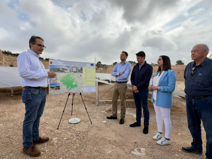 La consejera Sara Rubira junto al alcalde de Molina de Segura, Jos&eacute; &Aacute;ngel Alfonso, y representantes de la Comunidad de Regantes de Campotejar visitando...