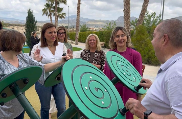 La consejera de Pol&iacute;tica Social, Familias e Igualdad, Conchita Ruiz, junto con la alcaldesa de Fortuna, Catalina Herrero, durante la visita al jard&iacute;n biosaludable del centro de d&iacute;a 'Reina Sof&iacute;a' (2)