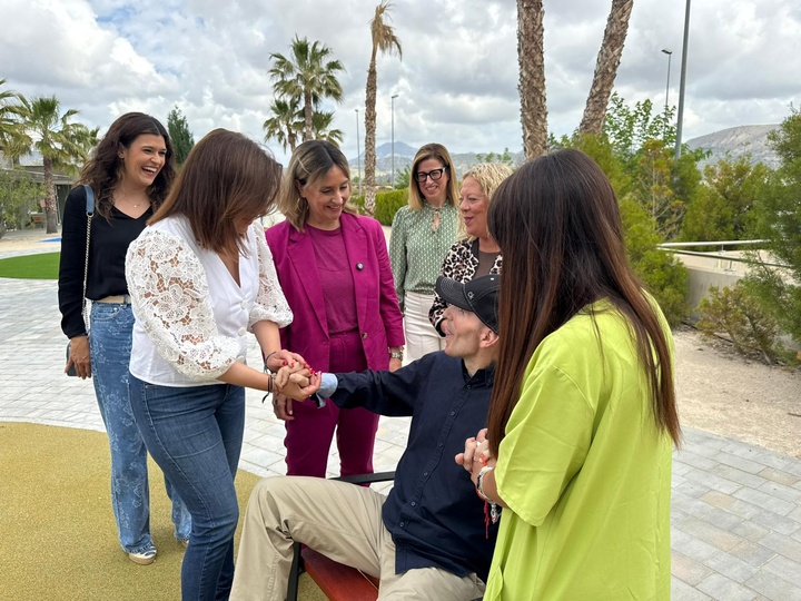 La consejera de Pol&iacute;tica Social, Familias e Igualdad, Conchita Ruiz, junto con la alcaldesa de Fortuna, Catalina Herrero, durante la visita al jard&iacute;n biosaludable del centro de d&iacute;a 'Reina Sof&iacute;a' (3)