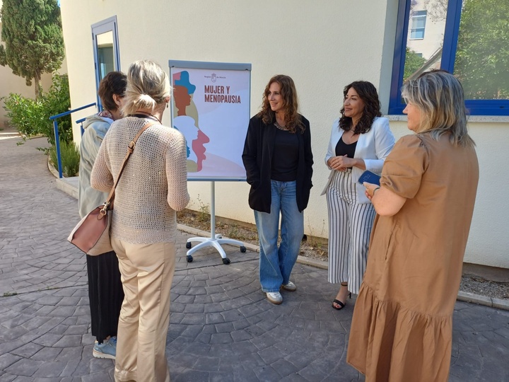 La directora general de Mujer y Prevenci&oacute;n de la Violencia de G&eacute;nero, Ana Bel&eacute;n Mart&iacute;nez, durante la presentaci&oacute;n del programa de sesiones 'Mujer...