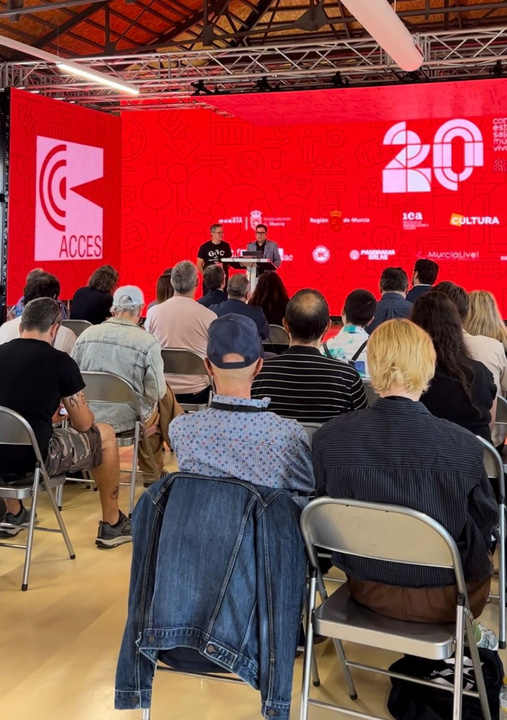 Imagen del director general del Instituto de las Industrias Culturales y las Artes, Manuel Cebri&aacute;n, con el presidente de la Asociaci&oacute;n Estatal de...
