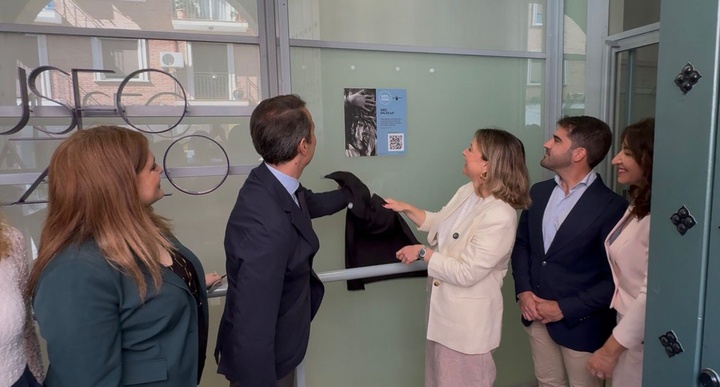 La consejera de Pol&iacute;tica Social, Familias e Igualdad, Conchita Ruiz, durante el descubrimiento de la placa dedicada a In&eacute;s Salzillo, en el marco ...