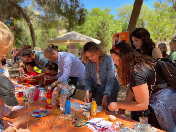 La consejera de Pol&iacute;tica Social, Familias e Igualdad, Conchita Ruiz, visitando el `Jard&iacute;n de la Seda Fest&acute; para celebrar el D&iacute;a Internacional de ...