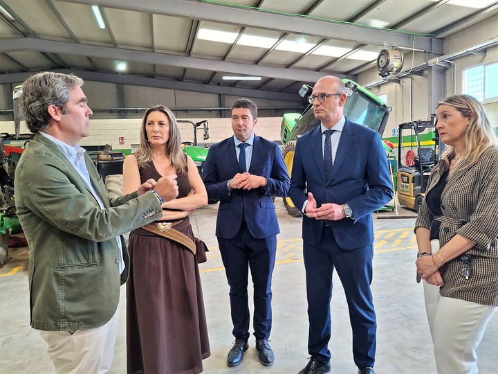 El consejero de &nbsp;Educaci&oacute;n y Formaci&oacute;n Profesional, V&iacute;ctor Mar&iacute;n, firma un convenio con responsables de la empresa de maquinaria agr&iacute;cola Avanterra...