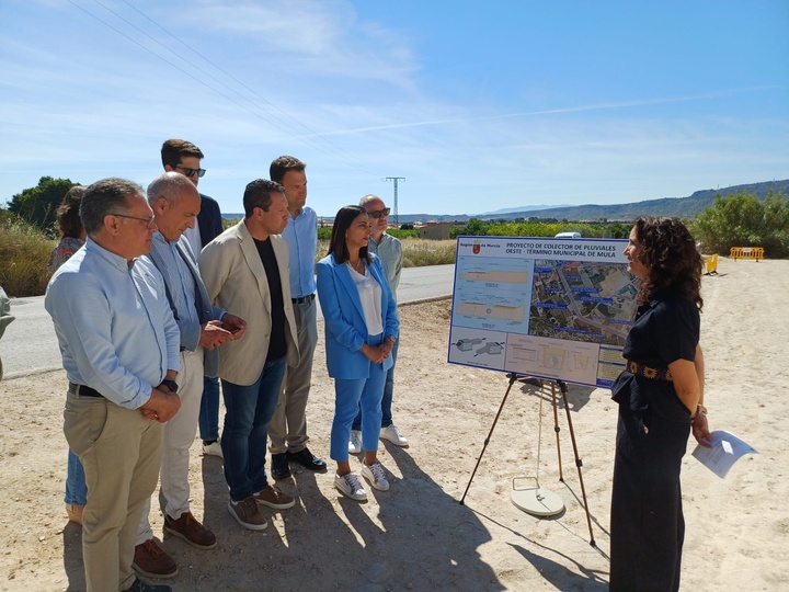 Imagen de la consejera, Sara Rubira, durante la presentaci&oacute;n del proyecto del colector de Mula.&nbsp;