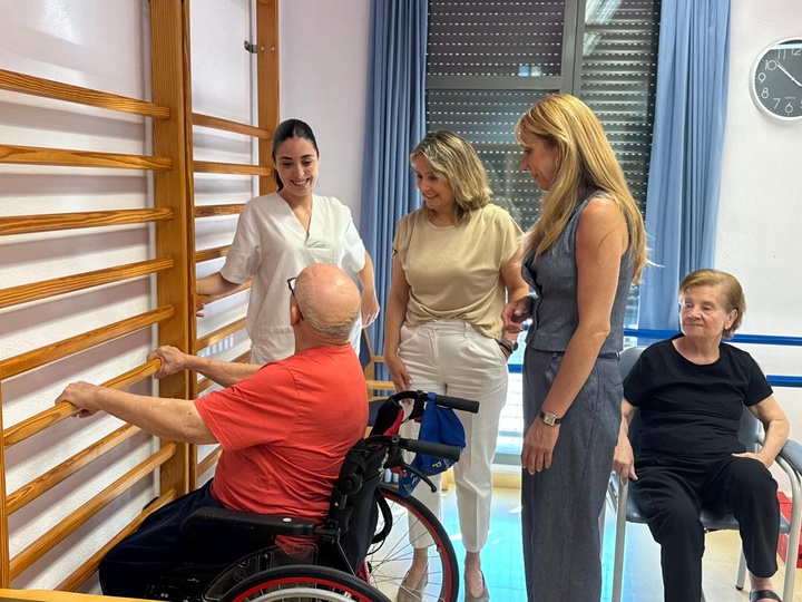 La consejera de Pol&iacute;tica Social, Familias e Igualdad, Conchita Ruiz, durante su visita al centro de d&iacute;a para mayores de Cabezo de Torres, Murcia
