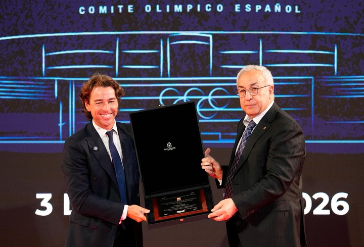 El director general de Deportes, Fran S&aacute;nchez, recibe la Placa Ol&iacute;mpica concedida a la Comunidad Aut&oacute;noma.