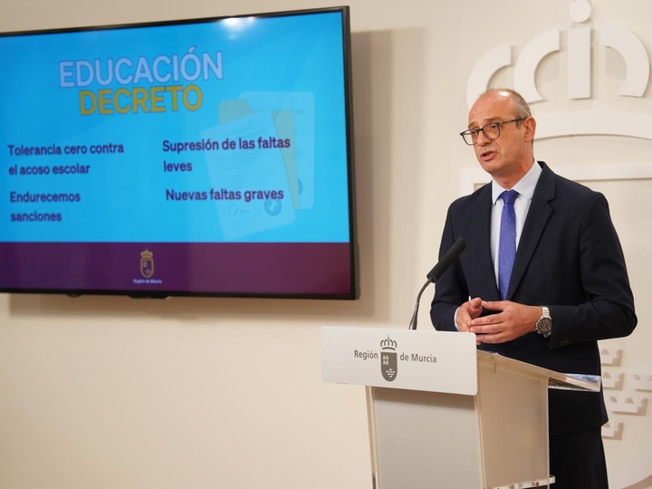 El consejero de Educaci&oacute;n y Formaci&oacute;n Profesional, V&iacute;ctor Mar&iacute;n, informa sobre el proyecto de decreto que establece las normas de respeto y disciplina...